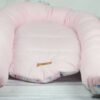 Voor een verblijf niet thuis biedt het nest het extra voordeel dat het uw baby helpt zich in een vertrouwde slaapomgeving gelukkig en veilig te voelen