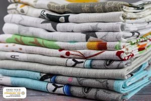 De vrolijke kleurrijke luiers kunnen worden gebruikt als kwijldoek, speeldoek, knuffeldoek, inbakerdoek, stoffen luier, borstvoedingsdoek of ademende zonwering voor de kinderwagen.
