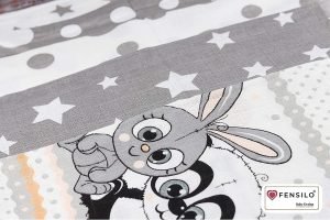 Baby Mulltücher; Mullwindeln; Spucktücher; fensilo; mulltücher baby; mulltücher baby mädchen; spucktücher baby; spucktücher baby mädchen; spucktuch junge; Fensilo baby; Fensilo baby blanket; blanket; baby blanket; newborn; object; knitted; top view; Fensilo.com; white blanket; white; background; beautiful; indoors; sheet; cover; fabric; wash; cushion; bed; polyester; satin; protection; swaddle blanket; comfortable; cotton; hypoallergenic; cute; design; washable; warm; comfy; care; soft; bedroom; set; size; crib; baby crib; outdoor; playground; vacation; park; sleep; colorful; breathable; layers; 2 layers; premium; materials; premium materials; high-quality; quality; unisex; 10 set blankets; grau; gray; white; stars; panda; bear; cute animals