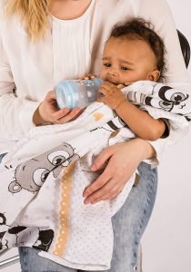 Baby Mulltücher; Mullwindeln; Spucktücher; fensilo; mulltücher baby; mulltücher baby mädchen; spucktücher baby; spucktücher baby mädchen; spucktuch junge; Fensilo baby; Fensilo baby blanket; blanket; baby blanket; newborn; object; knitted; top view; Fensilo.com; white blanket; white; background; beautiful; indoors; sheet; cover; fabric; wash; cushion; bed; polyester; satin; protection; swaddle blanket; comfortable; cotton; hypoallergenic; cute; design; washable; warm; comfy; care; soft; bedroom; set; size; crib; baby crib; outdoor; playground; vacation; park; sleep; colorful; breathable; layers; 2 layers; premium; materials; premium materials; high-quality; quality; unisex; 10 set blankets; grau; gray; white; stars; panda; bear; cute animals