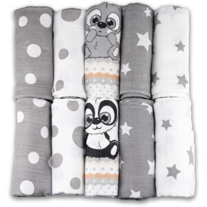 Baby Mulltücher; Mullwindeln; Spucktücher; fensilo; mulltücher baby; mulltücher baby mädchen; spucktücher baby; spucktücher baby mädchen; spucktuch junge; Fensilo baby; Fensilo baby blanket; blanket; baby blanket; newborn; object; knitted; top view; Fensilo.com; white blanket; white; background; beautiful; indoors; sheet; cover; fabric; wash; cushion; bed; polyester; satin; protection; swaddle blanket; comfortable; cotton; hypoallergenic; cute; design; washable; warm; comfy; care; soft; bedroom; set; size; crib; baby crib; outdoor; playground; vacation; park; sleep; colorful; breathable; layers; 2 layers; premium; materials; premium materials; high-quality; quality; unisex; 10 set blankets; grau; gray; white; stars; panda; bear; cute animals