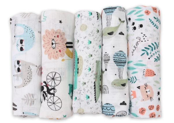 Baby Mulltücher; Mullwindeln; Spucktücher; fensilo; mulltücher baby; mulltücher baby mädchen; spucktücher baby; spucktücher baby mädchen; spucktuch junge; Fensilo baby; Fensilo baby blanket; blanket; baby blanket; newborn; object; knitted; top view; Fensilo.com; white blanket; white; background; beautiful; indoors; sheet; cover; fabric; wash; cushion; bed; polyester; satin; protection; swaddle blanket; comfortable; cotton; hypoallergenic; cute; design; washable; warm; comfy; care; soft; bedroom; set; size; crib; baby crib; outdoor; playground; vacation; park; sleep; colorful; breathable; layers; 2 layers; premium; materials; premium materials; high-quality; quality; unisex; 5 set blankets; animals; cat,whale,dog,crocodile,adorable animals; leaves; paws; flowers;