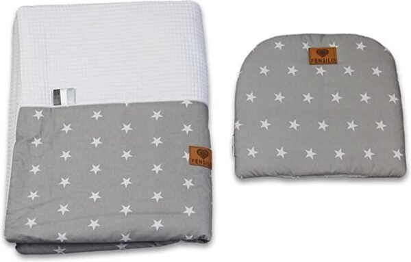 Baby Mulltücher; Mullwindeln; Spucktücher; fensilo; mulltücher baby; mulltücher baby mädchen; spucktücher baby; spucktücher baby mädchen; spucktuch junge; Fensilo baby; Fensilo baby blanket; blanket; baby blanket; muslin baby blanket; muslin girl blanket; baby boy blanket; muslin baby boy blanket; newborn; object; knitted; top view; Fensilo.com; beautiful; indoors; sheet; female; male; cover; fabric; wash; cushion; bed; polyester; satin; feminine; girly; protection; white; swaddle blanket; pillow; white pillow; comfortable; cotton; hypoallergenic; cute; design; washable; girl; boy; baby boy; baby girl; warm; comfy; care; soft; bedroom; set; size; baby pillow; adorable blanket; white background; gray; white stars; stars; moses basket; basket; basket on floor;