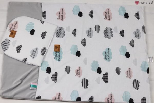 Baby Mulltücher; Mullwindeln; Spucktücher; fensilo; mulltücher baby; mulltücher baby mädchen; spucktücher baby; spucktücher baby mädchen; spucktuch junge; Fensilo baby; Fensilo baby blanket; blanket; baby blanket; newborn; object; knitted; top view; Fensilo.com; beautiful; indoors; sheet; female; male; cover; fabric; wash; cushion; bed; polyester; satin; feminine; protection; white; swaddle blanket; pillow; white pillow; comfortable; cotton; hypoallergenic; cute; design; washable; girl; boy; baby boy; baby girl; warm; comfy; care; soft; bedroom; set; size; baby pillow; adorable blanket; white background; clouds; colorful clouds; Dream a little dream; black clouds; blue clouds; grey clouds; gray baby blanket; gray blanket;