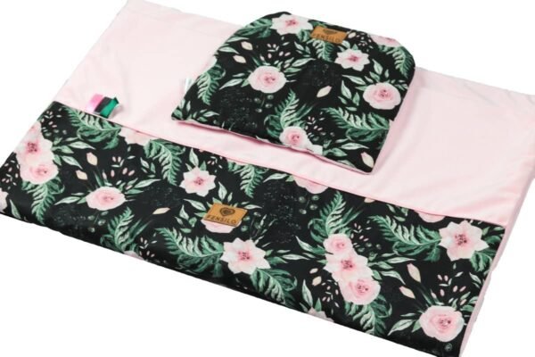 FENSILO - Baby Bettdecke und Kissen - Zweiseitige Steppdecke – Kuscheldecke - Schlafdecke für Neugeborene – Babybett, Kinderwagen oder auf Reisen - 100 x 75cm,Schwarz und rosa Decke mit Blumen