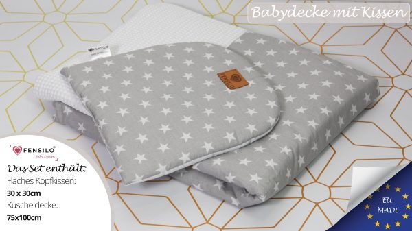 Baby Mulltücher; Mullwindeln; Spucktücher; fensilo; mulltücher baby; mulltücher baby mädchen; spucktücher baby; spucktücher baby mädchen; spucktuch junge; Fensilo baby; Fensilo baby blanket; blanket; baby blanket; muslin baby blanket; muslin girl blanket; baby boy blanket; muslin baby boy blanket; newborn; object; knitted; top view; Fensilo.com; beautiful; indoors; sheet; female; male; cover; fabric; wash; cushion; bed; polyester; satin; feminine; girly; protection; white; swaddle blanket; pillow; white pillow; comfortable; cotton; hypoallergenic; cute; design; washable; girl; boy; baby boy; baby girl; warm; comfy; care; soft; bedroom; set; size; baby pillow; adorable blanket; white background; gray; white stars; stars; moses basket; basket; basket on floor;