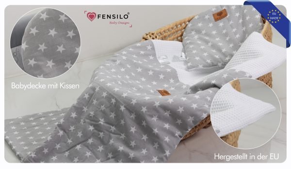 Baby Mulltücher; Mullwindeln; Spucktücher; fensilo; mulltücher baby; mulltücher baby mädchen; spucktücher baby; spucktücher baby mädchen; spucktuch junge; Fensilo baby; Fensilo baby blanket; blanket; baby blanket; muslin baby blanket; muslin girl blanket; baby boy blanket; muslin baby boy blanket; newborn; object; knitted; top view; Fensilo.com; beautiful; indoors; sheet; female; male; cover; fabric; wash; cushion; bed; polyester; satin; feminine; girly; protection; white; swaddle blanket; pillow; white pillow; comfortable; cotton; hypoallergenic; cute; design; washable; girl; boy; baby boy; baby girl; warm; comfy; care; soft; bedroom; set; size; baby pillow; adorable blanket; white background; gray; white stars; stars; moses basket; basket; basket on floor;