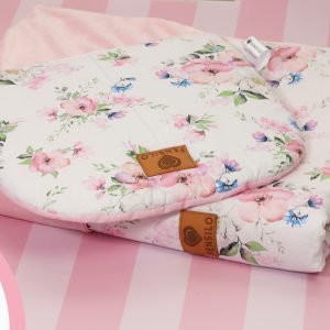 Baby Mulltücher; Mullwindeln; Spucktücher; fensilo; mulltücher baby; mulltücher baby mädchen; spucktücher baby; spucktücher baby mädchen; spucktuch junge; Fensilo baby; Fensilo baby blanket; blanket; baby blanket; newborn; object; knitted; top view; Fensilo.com; beautiful; indoors; sheet; female; cover; fabric; wash; cushion; bed; polyester; satin; feminine; protection; white; swaddle blanket; pillow; white pillow; comfortable; cotton; hypoallergenic; cute; design; washable; girl; baby girl; warm; comfy; care; soft; bedroom; set; size; baby pillow; adorable blanket; white background; pink; pink flower; pink blanket; white and pink; leaves; green leaves;