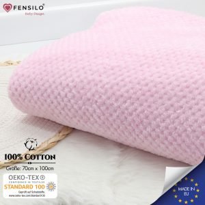 Baby Mulltücher; Mullwindeln; Spucktücher; fensilo; mulltücher baby; mulltücher baby mädchen; spucktücher baby; spucktücher baby mädchen; spucktuch junge; Fensilo baby; Fensilo baby blanket; blanket; baby blanket; newborn; object; knitted; top view; Fensilo.com; white blanket; white; background; beautiful; indoors; sheet; cover; fabric; wash; cushion; bed; polyester; satin; protection; swaddle blanket; comfortable; cotton; hypoallergenic; cute; design; washable; warm; comfy; care; soft; bedroom; set; size; crib; baby crib; outdoor; playground; vacation; park; sleep; colorful; breathable; layers; 2 layers; premium; materials; premium materials; high-quality; quality; unisex; large blanket; wide blanket; long; wide; comfortable blanket; pink; girl; woman; baby girl; cute bear; bearl; forest; forest animals; ribbon;