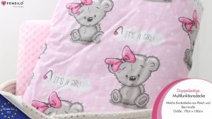 Baby Mulltücher; Mullwindeln; Spucktücher; fensilo; mulltücher baby; mulltücher baby mädchen; spucktücher baby; spucktücher baby mädchen; spucktuch junge; Fensilo baby; Fensilo baby blanket; blanket; baby blanket; newborn; object; knitted; top view; Fensilo.com; white blanket; white; background; beautiful; indoors; sheet; cover; fabric; wash; cushion; bed; polyester; satin; protection; swaddle blanket; comfortable; cotton; hypoallergenic; cute; design; washable; warm; comfy; care; soft; bedroom; set; size; crib; baby crib; outdoor; playground; vacation; park; sleep; colorful; breathable; layers; 2 layers; premium; materials; premium materials; high-quality; quality; unisex; large blanket; wide blanket; long; wide; comfortable blanket; pink; girl; woman; baby girl; cute bear; bearl; forest; forest animals; ribbon;