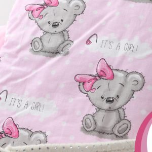 Baby Mulltücher; Mullwindeln; Spucktücher; fensilo; mulltücher baby; mulltücher baby mädchen; spucktücher baby; spucktücher baby mädchen; spucktuch junge; Fensilo baby; Fensilo baby blanket; blanket; baby blanket; newborn; object; knitted; top view; Fensilo.com; white blanket; white; background; beautiful; indoors; sheet; cover; fabric; wash; cushion; bed; polyester; satin; protection; swaddle blanket; comfortable; cotton; hypoallergenic; cute; design; washable; warm; comfy; care; soft; bedroom; set; size; crib; baby crib; outdoor; playground; vacation; park; sleep; colorful; breathable; layers; 2 layers; premium; materials; premium materials; high-quality; quality; unisex; large blanket; wide blanket; long; wide; comfortable blanket; pink; girl; woman; baby girl; cute bear; bearl; forest; forest animals; ribbon;
