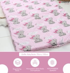 Baby Mulltücher; Mullwindeln; Spucktücher; fensilo; mulltücher baby; mulltücher baby mädchen; spucktücher baby; spucktücher baby mädchen; spucktuch junge; Fensilo baby; Fensilo baby blanket; blanket; baby blanket; newborn; object; knitted; top view; Fensilo.com; white blanket; white; background; beautiful; indoors; sheet; cover; fabric; wash; cushion; bed; polyester; satin; protection; swaddle blanket; comfortable; cotton; hypoallergenic; cute; design; washable; warm; comfy; care; soft; bedroom; set; size; crib; baby crib; outdoor; playground; vacation; park; sleep; colorful; breathable; layers; 2 layers; premium; materials; premium materials; high-quality; quality; unisex; large blanket; wide blanket; long; wide; comfortable blanket; pink; girl; woman; baby girl; cute bear; bearl; forest; forest animals; ribbon;