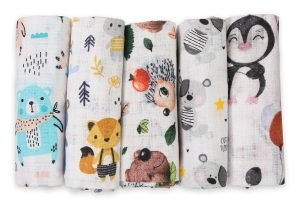Baby Mulltücher; Mullwindeln; Spucktücher; fensilo; mulltücher baby; mulltücher baby mädchen; spucktücher baby; spucktücher baby mädchen; spucktuch junge; Fensilo baby; Fensilo baby blanket; blanket; baby blanket; newborn; object; knitted; top view; Fensilo.com; white blanket; white; background; beautiful; indoors; sheet; cover; fabric; wash; cushion; bed; polyester; satin; protection; swaddle blanket; comfortable; cotton; hypoallergenic; cute; design; washable; warm; comfy; care; soft; bedroom; set; size; crib; baby crib; outdoor; playground; vacation; park; sleep; colorful; breathable; layers; 2 layers; premium; materials; premium materials; high-quality; quality; unisex; 5 set blankets; animals; adorable animals; forest animals; cute animals; smilling animals; antartic animlas; snow; cold; bear; penguin; squirrel; rabbit; rox; tree; apple; rainbow; leaves; ballon; black; brown; flowers;