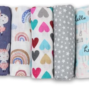 Baby Mulltücher; Mullwindeln; Spucktücher; fensilo; mulltücher baby; mulltücher baby mädchen; spucktücher baby; spucktücher baby mädchen; spucktuch junge; Fensilo baby; Fensilo baby blanket; blanket; baby blanket; newborn; object; knitted; top view; Fensilo.com; white blanket; white; background; beautiful; indoors; sheet; cover; fabric; wash; cushion; bed; polyester; satin; protection; swaddle blanket; comfortable; cotton; hypoallergenic; cute; design; washable; warm; comfy; care; soft; bedroom; set; size; crib; baby crib; outdoor; playground; vacation; park; sleep; colorful; breathable; layers; 2 layers; premium; materials; premium materials; high-quality; quality; unisex; 5 set blankets; animals; adorable animals; forest animals; cute animals; smilling animals; rabbit; rainbow; heart; stars; clouds; cute bunny; colorful hearts; white starts; colorful clouds;