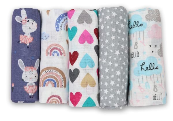 Baby Mulltücher; Mullwindeln; Spucktücher; fensilo; mulltücher baby; mulltücher baby mädchen; spucktücher baby; spucktücher baby mädchen; spucktuch junge; Fensilo baby; Fensilo baby blanket; blanket; baby blanket; newborn; object; knitted; top view; Fensilo.com; white blanket; white; background; beautiful; indoors; sheet; cover; fabric; wash; cushion; bed; polyester; satin; protection; swaddle blanket; comfortable; cotton; hypoallergenic; cute; design; washable; warm; comfy; care; soft; bedroom; set; size; crib; baby crib; outdoor; playground; vacation; park; sleep; colorful; breathable; layers; 2 layers; premium; materials; premium materials; high-quality; quality; unisex; 5 set blankets; animals; adorable animals; forest animals; cute animals; smilling animals; rabbit; rainbow; heart; stars; clouds; cute bunny; colorful hearts; white starts; colorful clouds;
