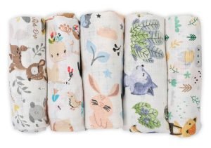 Baby Mulltücher; Mullwindeln; Spucktücher; fensilo; mulltücher baby; mulltücher baby mädchen; spucktücher baby; spucktücher baby mädchen; spucktuch junge; Fensilo baby; Fensilo baby blanket; blanket; baby blanket; newborn; object; knitted; top view; Fensilo.com; white blanket; white; background; beautiful; indoors; sheet; cover; fabric; wash; cushion; bed; polyester; satin; protection; swaddle blanket; comfortable; cotton; hypoallergenic; cute; design; washable; warm; comfy; care; soft; bedroom; set; size; crib; baby crib; outdoor; playground; vacation; park; sleep; colorful; breathable; layers; 2 layers; premium; materials; premium materials; high-quality; quality; unisex; 10 set blankets; animals; fox; rabbit; deer; racoon; rainbow; stars; flowers; adorable animals; forest animals; cute animals; smilling animals;
