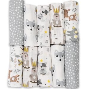 Baby Mulltücher; Mullwindeln; Spucktücher; fensilo; mulltücher baby; mulltücher baby mädchen; spucktücher baby; spucktücher baby mädchen; spucktuch junge; Fensilo baby; Fensilo baby blanket; blanket; baby blanket; newborn; object; knitted; top view; Fensilo.com; white blanket; white; background; beautiful; indoors; sheet; cover; fabric; wash; cushion; bed; polyester; satin; protection; swaddle blanket; comfortable; cotton; hypoallergenic; cute; design; washable; warm; comfy; care; soft; bedroom; set; size; crib; baby crib; outdoor; playground; vacation; park; sleep; colorful; breathable; layers; 2 layers; premium; materials; premium materials; high-quality; quality; unisex; 10 set blankets; adorable animals; cute animals; gray bear; fox; deer; squirrel; stars; bunny;