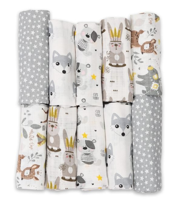 Baby Mulltücher; Mullwindeln; Spucktücher; fensilo; mulltücher baby; mulltücher baby mädchen; spucktücher baby; spucktücher baby mädchen; spucktuch junge; Fensilo baby; Fensilo baby blanket; blanket; baby blanket; newborn; object; knitted; top view; Fensilo.com; white blanket; white; background; beautiful; indoors; sheet; cover; fabric; wash; cushion; bed; polyester; satin; protection; swaddle blanket; comfortable; cotton; hypoallergenic; cute; design; washable; warm; comfy; care; soft; bedroom; set; size; crib; baby crib; outdoor; playground; vacation; park; sleep; colorful; breathable; layers; 2 layers; premium; materials; premium materials; high-quality; quality; unisex; 10 set blankets; adorable animals; cute animals; gray bear; fox; deer; squirrel; stars; bunny;