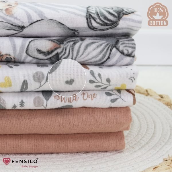 Baby Mulltücher; Mullwindeln; Spucktücher; fensilo; mulltücher baby; mulltücher baby mädchen; spucktücher baby; spucktücher baby mädchen; spucktuch junge; Fensilo baby; Fensilo baby blanket; blanket; baby blanket; newborn; object; knitted; top view; Fensilo.com; white blanket; white; background; beautiful; indoors; sheet; cover; fabric; wash; cushion; bed; polyester; satin; protection; swaddle blanket; comfortable; cotton; hypoallergenic; cute; design; washable; warm; comfy; care; soft; bedroom; set; size; crib; baby crib; outdoor; playground; vacation; park; sleep; colorful; breathable; layers; 2 layers; premium; materials; premium materials; high-quality; quality; unisex; 6 set blankets; Brown; animal design; adorable animals; cute animals; deer; lion; elephant; zebra;