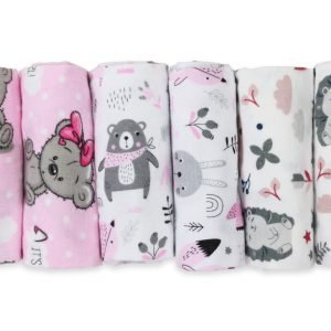Baby Mulltücher; Mullwindeln; Spucktücher; fensilo; mulltücher baby; mulltücher baby mädchen; spucktücher baby; spucktücher baby mädchen; spucktuch junge; Fensilo baby; Fensilo baby blanket; blanket; baby blanket; newborn; object; knitted; top view; Fensilo.com; white blanket; white; background; beautiful; indoors; sheet; cover; fabric; wash; cushion; bed; polyester; satin; protection; swaddle blanket; comfortable; cotton; hypoallergenic; cute; design; washable; warm; comfy; care; soft; bedroom; set; size; crib; baby crib; outdoor; playground; vacation; park; sleep; colorful; breathable; layers; 2 layers; premium; materials; premium materials; high-quality; quality; unisex; 6 set blankets; girly; women; girl; pink; adorable animals; cute animals; bear; squirrel; rabbit; forest animals; maternity; pregnant;