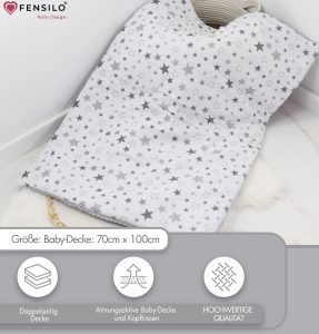 Baby Mulltücher; Mullwindeln; Spucktücher; fensilo; mulltücher baby; mulltücher baby mädchen; spucktücher baby; spucktücher baby mädchen; spucktuch junge; Fensilo baby; Fensilo baby blanket; blanket; baby blanket; newborn; object; knitted; top view; Fensilo.com; white blanket; white; background; beautiful; indoors; sheet; cover; fabric; wash; cushion; bed; polyester; satin; protection; swaddle blanket; comfortable; cotton; hypoallergenic; cute; design; washable; warm; comfy; care; soft; bedroom; set; size; crib; baby crib; outdoor; playground; vacation; park; sleep; colorful; breathable; layers; 2 layers; premium; materials; premium materials; high-quality; quality; unisex; 70cmx100xcm; soft blanket; blanket with gray stars;