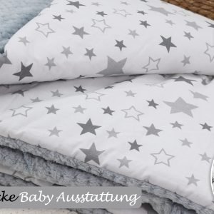 Baby Mulltücher; Mullwindeln; Spucktücher; fensilo; mulltücher baby; mulltücher baby mädchen; spucktücher baby; spucktücher baby mädchen; spucktuch junge; Fensilo baby; Fensilo baby blanket; blanket; baby blanket; newborn; object; knitted; top view; Fensilo.com; white blanket; white; background; beautiful; indoors; sheet; cover; fabric; wash; cushion; bed; polyester; satin; protection; swaddle blanket; comfortable; cotton; hypoallergenic; cute; design; washable; warm; comfy; care; soft; bedroom; set; size; crib; baby crib; outdoor; playground; vacation; park; sleep; colorful; breathable; layers; 2 layers; premium; materials; premium materials; high-quality; quality; unisex; 70cmx100xcm; soft blanket; blanket with gray stars;