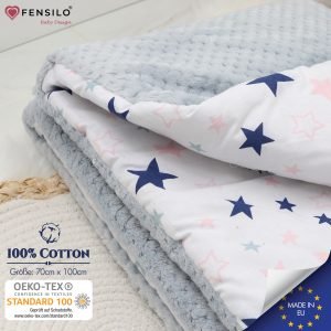 Baby Mulltücher; Mullwindeln; Spucktücher; fensilo; mulltücher baby; mulltücher baby mädchen; spucktücher baby; spucktücher baby mädchen; spucktuch junge; Fensilo baby; Fensilo baby blanket; blanket; baby blanket; newborn; object; knitted; top view; Fensilo.com; white blanket; white; background; beautiful; indoors; sheet; cover; fabric; wash; cushion; bed; polyester; satin; protection; swaddle blanket; comfortable; cotton; hypoallergenic; cute; design; washable; warm; comfy; care; soft; bedroom; set; size; crib; baby crib; outdoor; playground; vacation; park; sleep; colorful; breathable; layers; 2 layers; premium; materials; premium materials; high-quality; quality; unisex; large blanket; wide blanket; long; wide; comfortable blanket; adorable design; stars; cute stars; blue; pink;