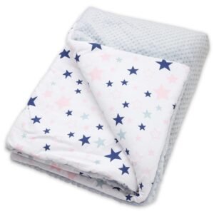 Baby Mulltücher; Mullwindeln; Spucktücher; fensilo; mulltücher baby; mulltücher baby mädchen; spucktücher baby; spucktücher baby mädchen; spucktuch junge; Fensilo baby; Fensilo baby blanket; blanket; baby blanket; newborn; object; knitted; top view; Fensilo.com; white blanket; white; background; beautiful; indoors; sheet; cover; fabric; wash; cushion; bed; polyester; satin; protection; swaddle blanket; comfortable; cotton; hypoallergenic; cute; design; washable; warm; comfy; care; soft; bedroom; set; size; crib; baby crib; outdoor; playground; vacation; park; sleep; colorful; breathable; layers; 2 layers; premium; materials; premium materials; high-quality; quality; unisex; large blanket; wide blanket; long; wide; comfortable blanket; adorable design; stars; cute stars; blue; pink;