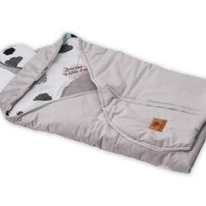 Baby Mulltücher; Mullwindeln; Spucktücher; fensilo; mulltücher baby; mulltücher baby mädchen; spucktücher baby; spucktücher baby mädchen; spucktuch junge; Fensilo baby; Fensilo baby blanket; blanket; baby blanket; newborn; object; knitted; top view; Fensilo.com; background; beautiful; indoors; sheet; cover; fabric; wash; cushion; bed; polyester; satin; protection; swaddle blanket; comfortable; cotton; hypoallergenic; cute; design; washable; warm; comfy; care; soft; bedroom; set; size; baby pillow; crib; baby crib; outdoor; playground; vacation; park; sleep; colorful; breathable; layers; 2 layers; premium; materials; premium materials; high-quality; quality; indoor; boy; boy blanket; baby boy; bear; animals; adorable; high quality;
